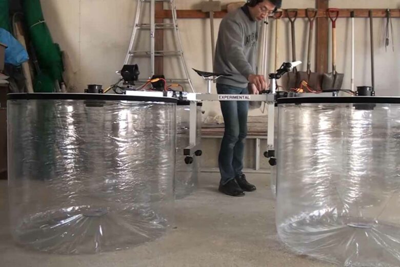 Un petit aéroglisseur personnel composé de moteurs de souffleurs de feuilles et de sacs en plastique gonflables.