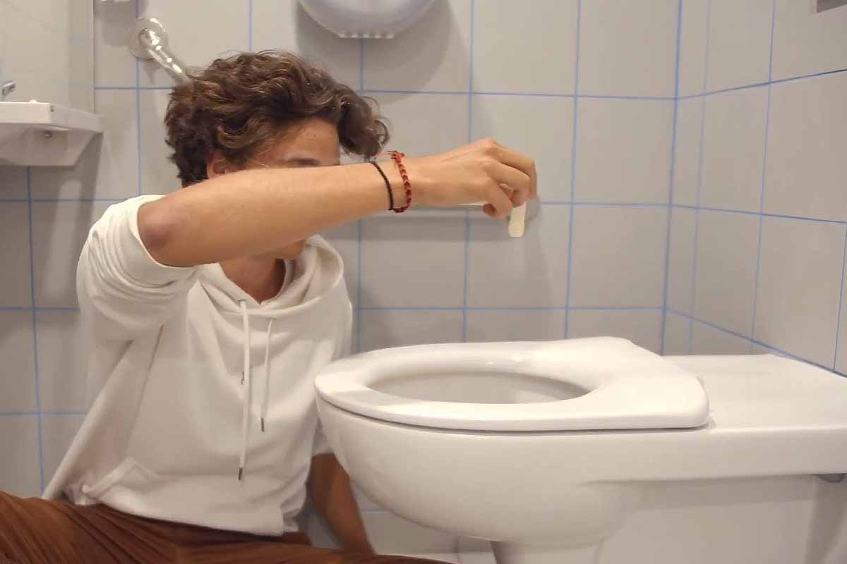 L'invention d'un applicateur écologique et jetable dans les toilettes