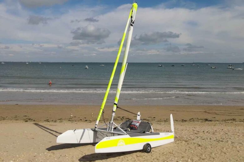 L'invention d'un bateau hybride réunissant la stabilité d’un catamaran, la facilité de transport d’une planche à voile et le pilotage d’une voiture.A