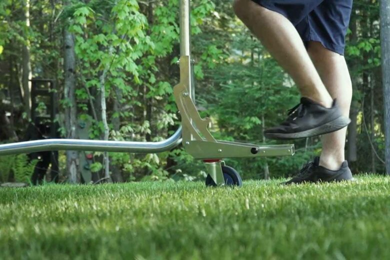 Il suffit de insérer les « Tramproueline » sous les deux pieds opposés du trampoline pour le déplacer.