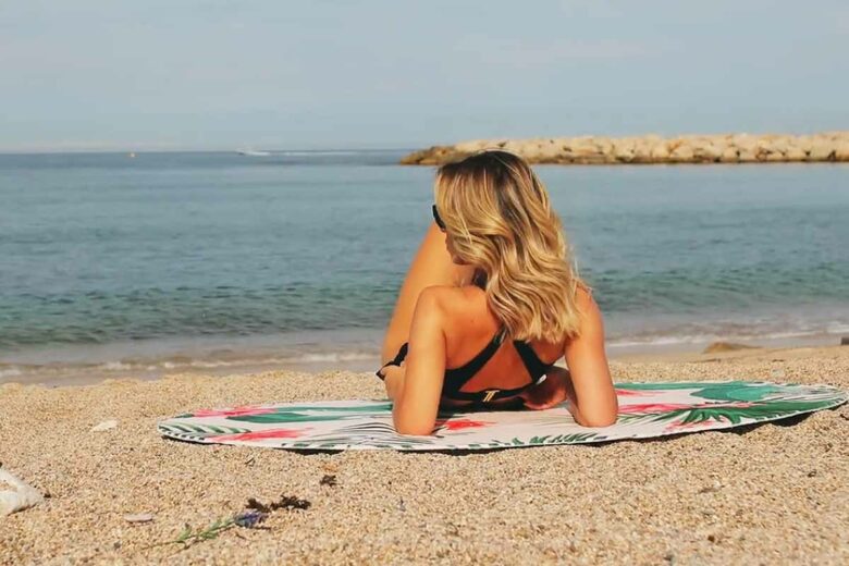 Un drap de plage innovant qui résiste au vent.