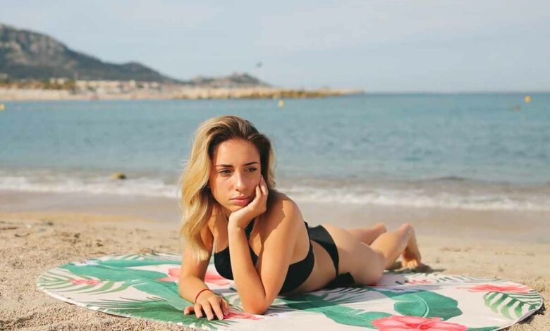 L'invention d'un drap de plage anti-vent.