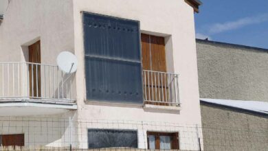 Le mur Trombe chauffe et climatise les logements de manière passive grâce à des calories solaires.