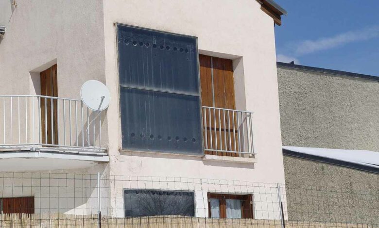 Le mur Trombe chauffe et climatise les logements de manière passive grâce à des calories solaires.