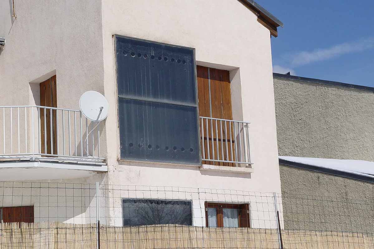 Le mur Trombe chauffe et climatise les logements de manière passive grâce à des calories solaires.