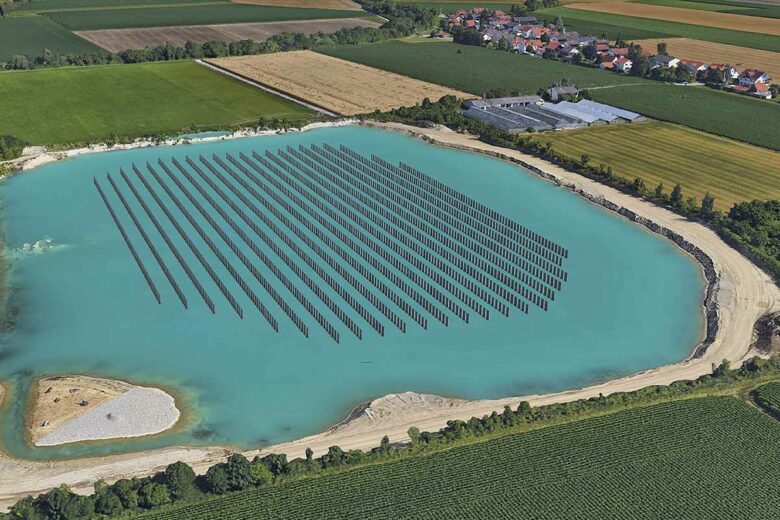 Un système de panneaux photovoltaïques sans ancrage qui peut être utilisé pour des fermes solaires flottantes.