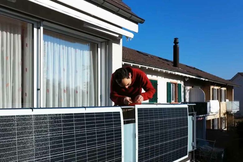 Le panneau solaire s'installe sur la balustrade du balcon et se branche sur une simple prise électrique domestique.