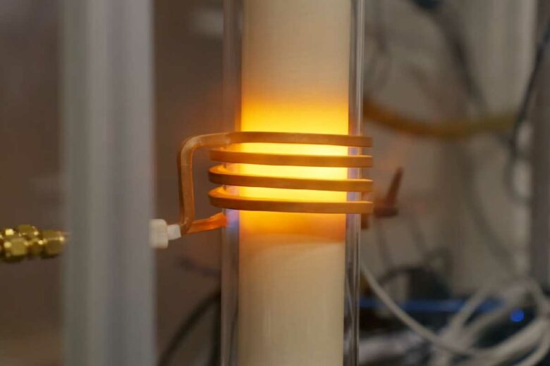 Le déplacement et la séparation des matériaux en fusion à des températures supérieures à 1 600 degrés.