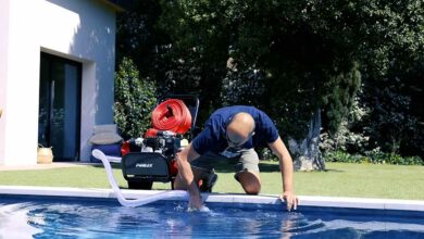 Poolex invente une lance à incendie domestique qui utilise la piscine comme réserve d'eau.