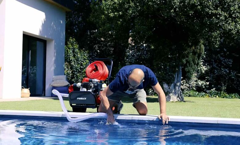 Poolex invente une lance à incendie domestique qui utilise la piscine comme réserve d'eau.