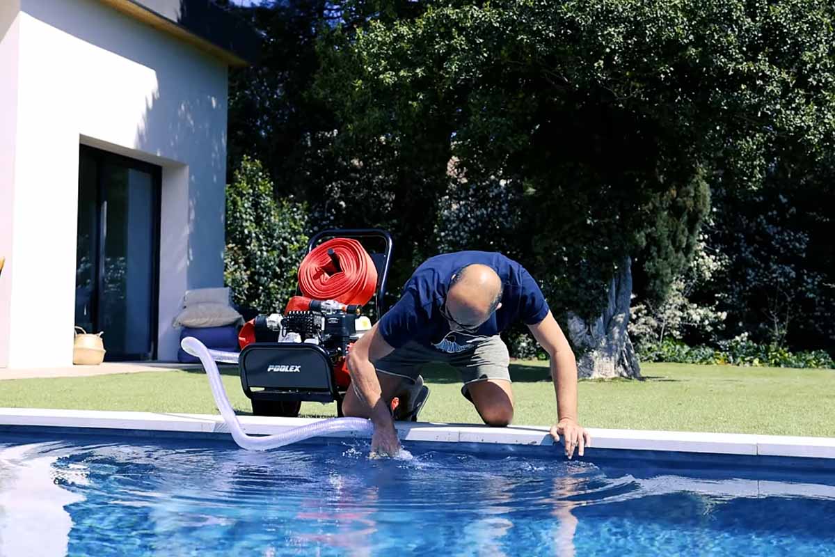 Poolex invente une lance à incendie domestique qui utilise la piscine comme réserve d'eau.