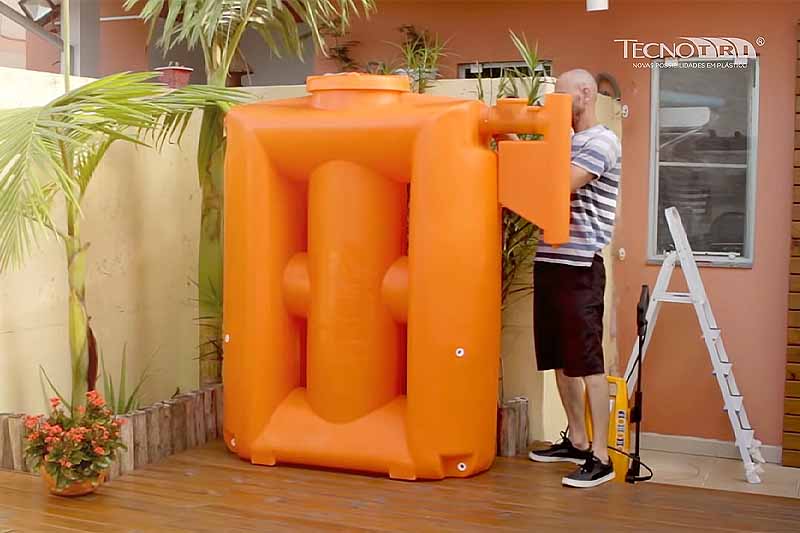 L'invention d'un réservoir modulaire pour capter et stocker l'eau de pluie.