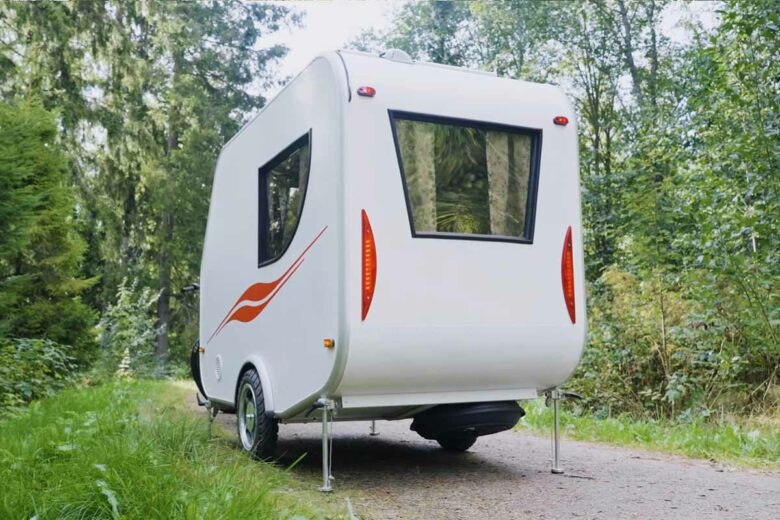 Le panneau solaire installé sur le toit de la remorque caravane pour vélo alimente le mini-réfrigérateur.