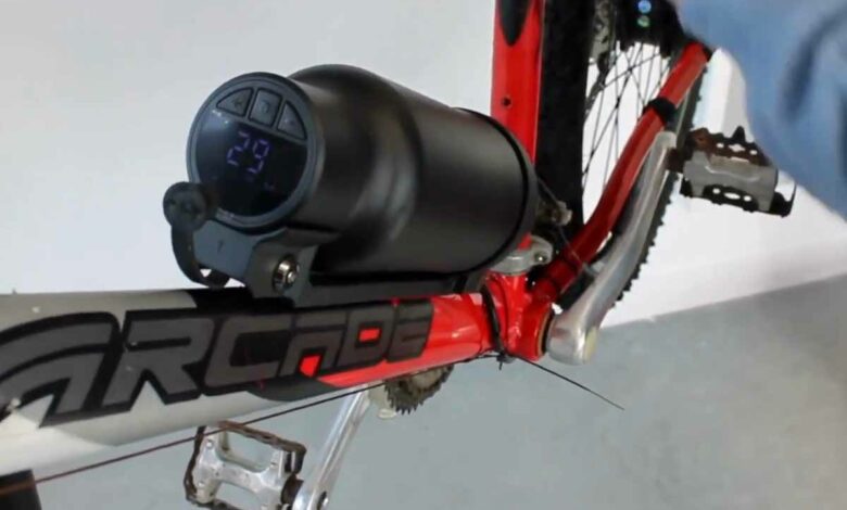 L'invention d'un kit d’électrification pour vélo en forme de gourde.