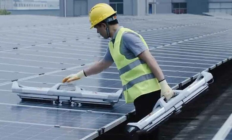 Cette entreprise chinoise a inventé un robot de nettoyage de panneaux solaires