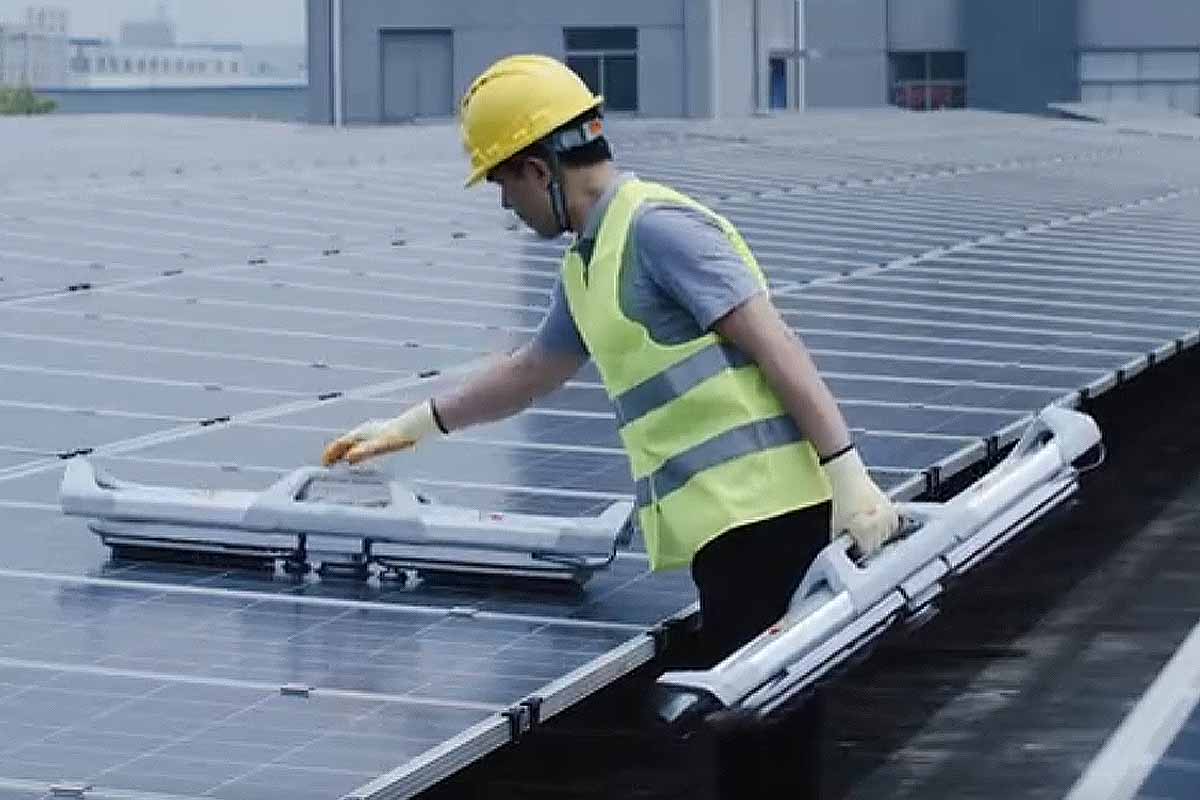 Cette entreprise chinoise a inventé un robot de nettoyage de panneaux solaires