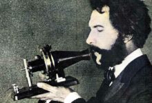 Acteur représentant Alexander Graham Bell parlant au téléphone en 1876