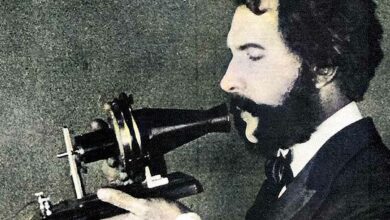 Acteur représentant Alexander Graham Bell parlant au téléphone en 1876
