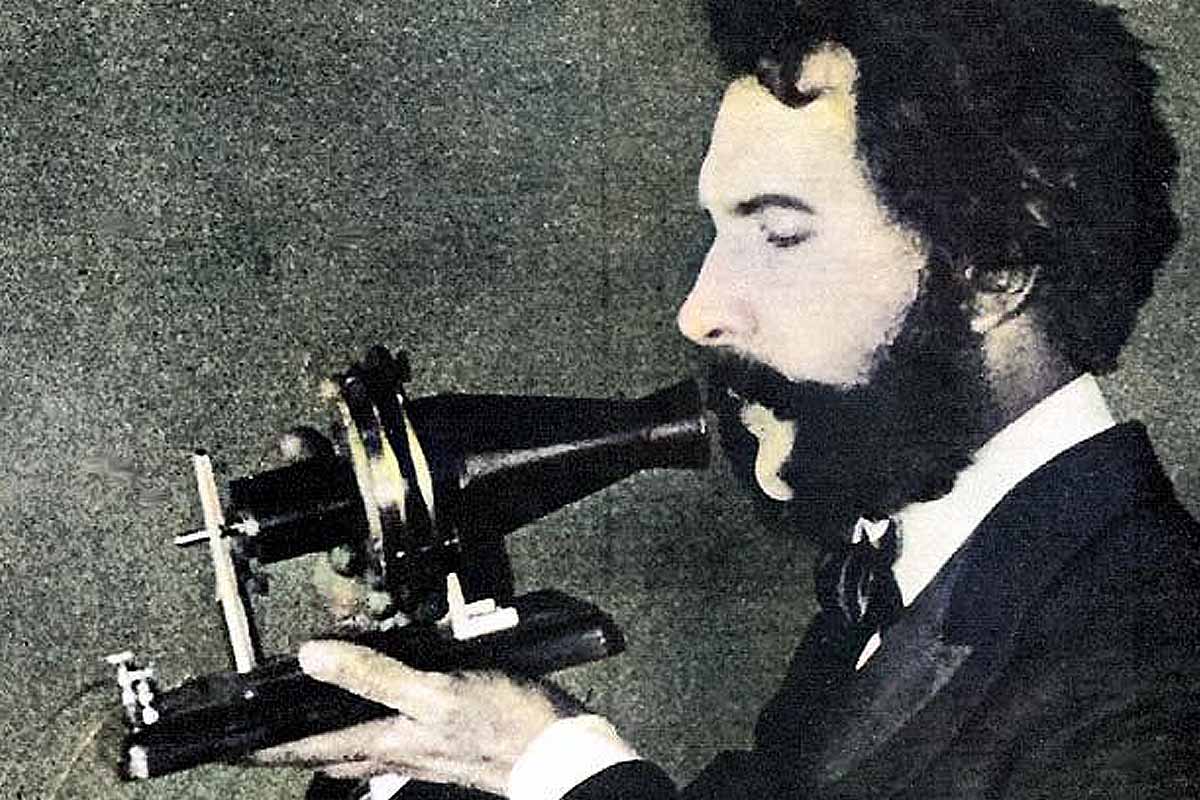 Acteur représentant Alexander Graham Bell parlant au téléphone en 1876