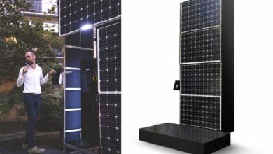Une tour bardée de panneaux solaires équipée d'une batterie au sable.