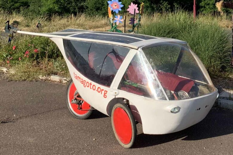 Une étonnante petite voiture alimentée par l'énergie du soleil. 