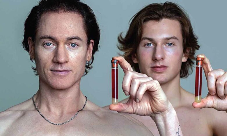 Pour rajeunir, le milliardaire se perfuse avec du sang de son fils âgé de 17 ans.