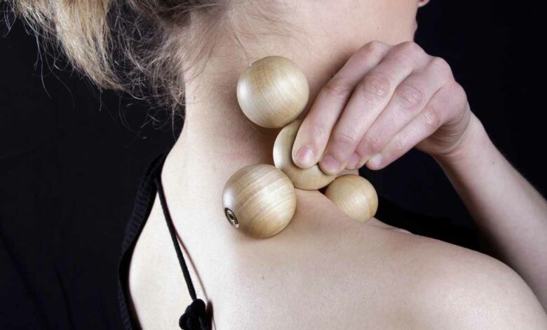 Cet objet en bois de charme permet de réaliser des massages drainants sur de nombreuses parties du corps.