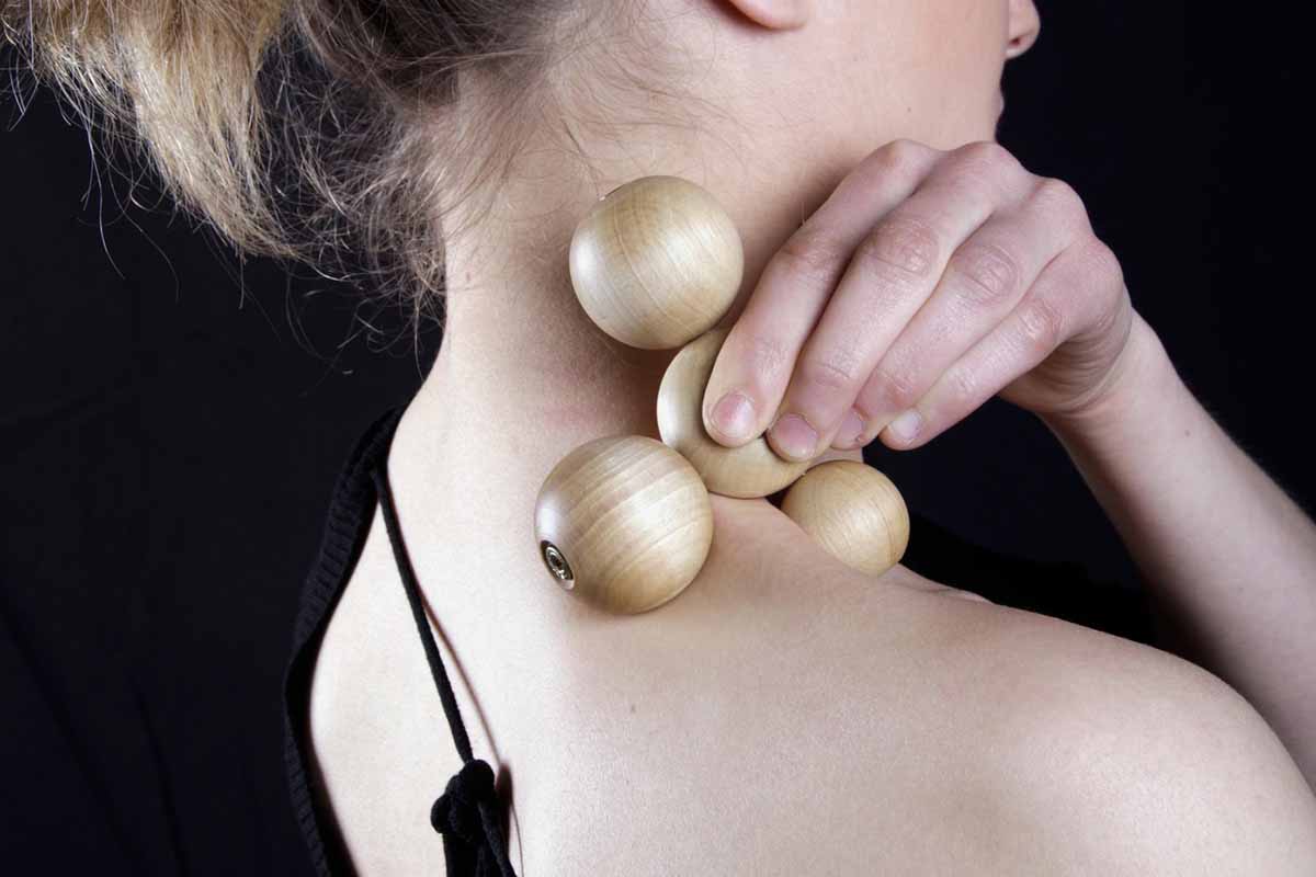 Cet objet en bois de charme permet de réaliser des massages drainants sur de nombreuses parties du corps.