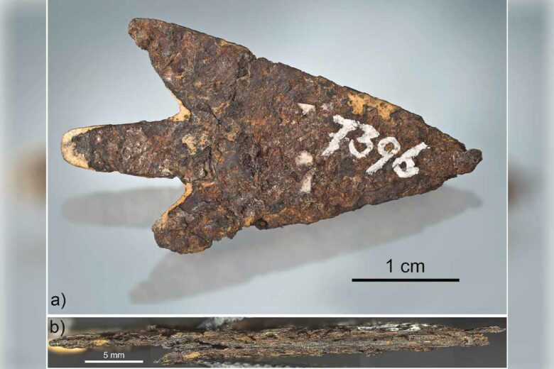 Une pointe de flèche fabriquée à partir d'une météorite.