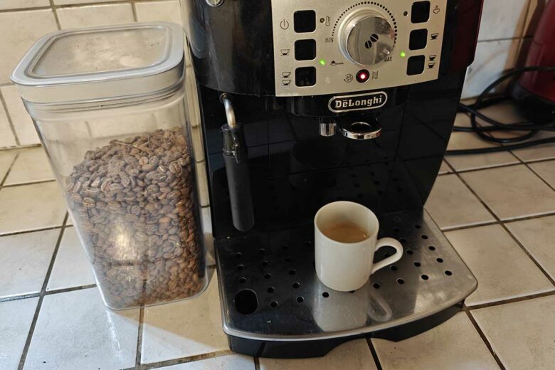 Une machine à café en grain avec broyeur intégré.