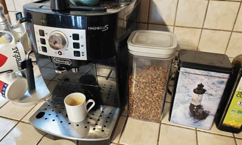 Machine expresso automatique avec broyeur - DELONGHI MAGNIFICA S ECAM22.140.B - Noir