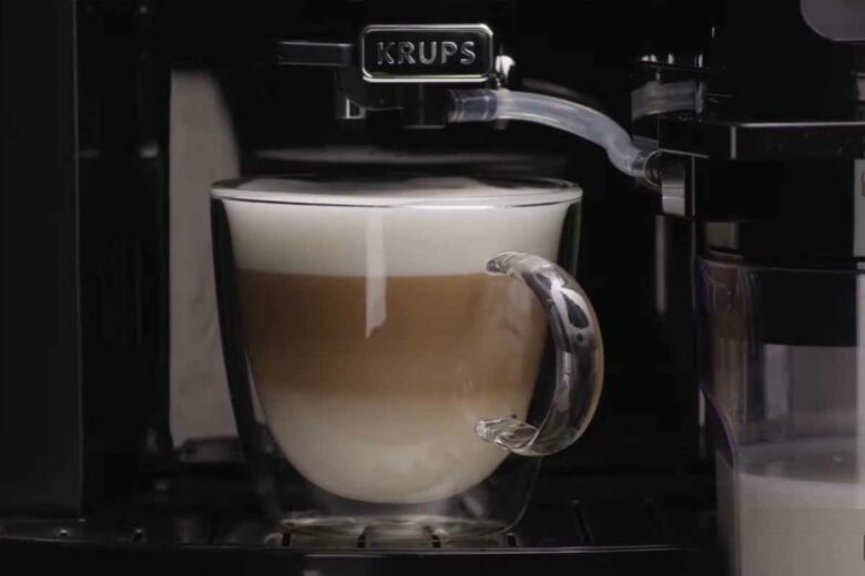 Une machine à café pour obtenir des boissons lattées.
