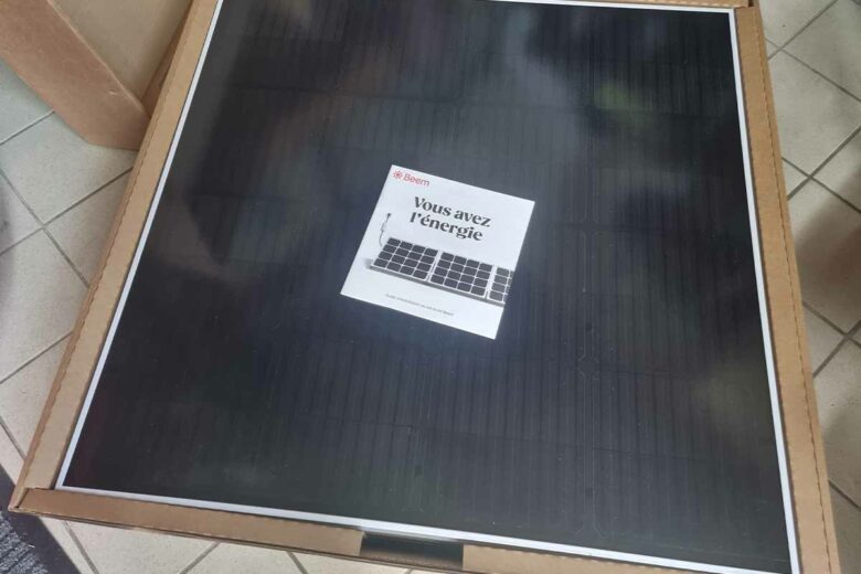 Le contenu du carton de quatre panneaux solaires Beem.