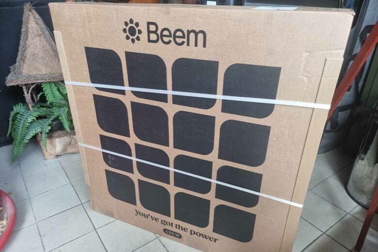 Un seul carton pour le kit de quatre panneaux solaires Beem.