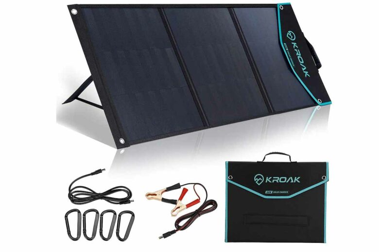Le panneau solaire est livré avec ses câbles et sa housse de transport.