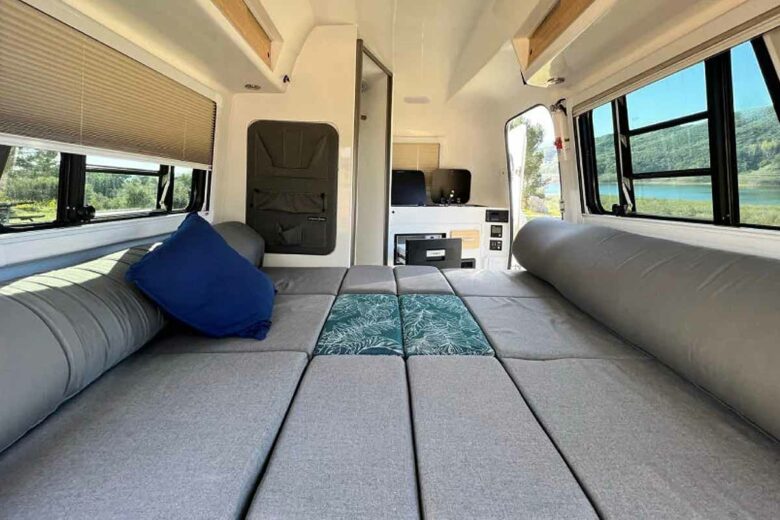 L'intérieur de la mini caravane.