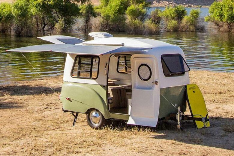 La petite caravane comprend une mini cuisine tout équipée.