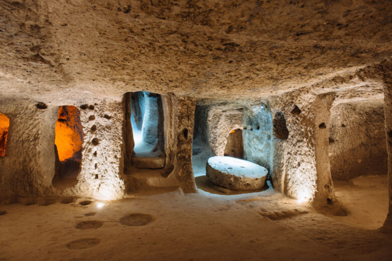 La ville souterraine de Derinkuyu est une ancienne « ville grotte » de plusieurs étages à Cappadocia, en Turquie.