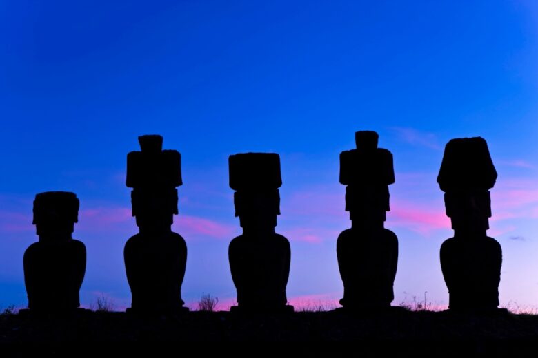 Silouhettes de statues Moai sur l'île de Paques.