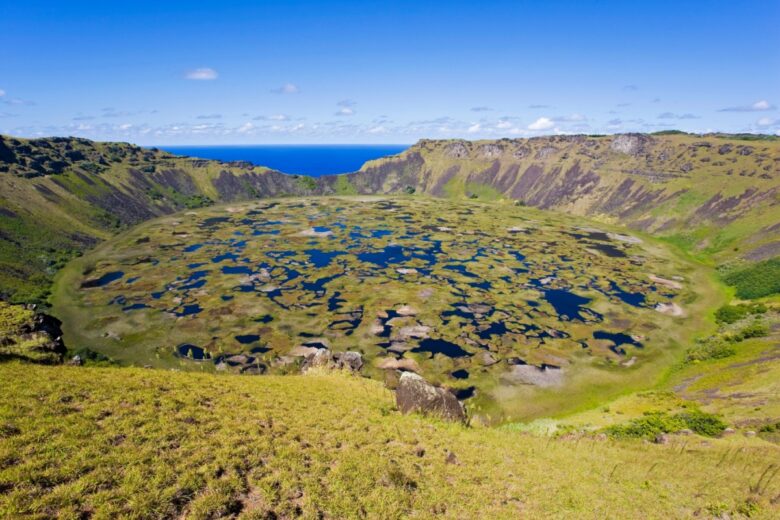 Le cratère de Ranu Kau sur l'île de Pâques.