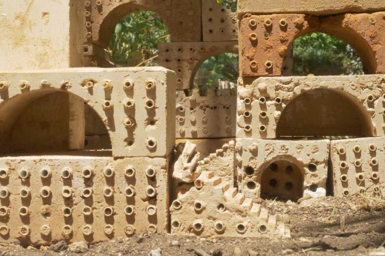 Une brique en terre cuite pour offrir un refuge aux abeilles.