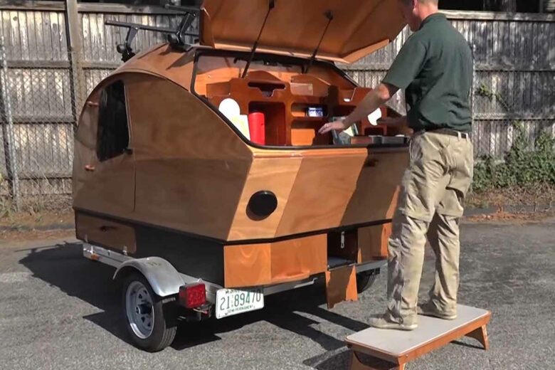 Une grande cuisine occupe le coffre à l'arrière de la remorque caravane.