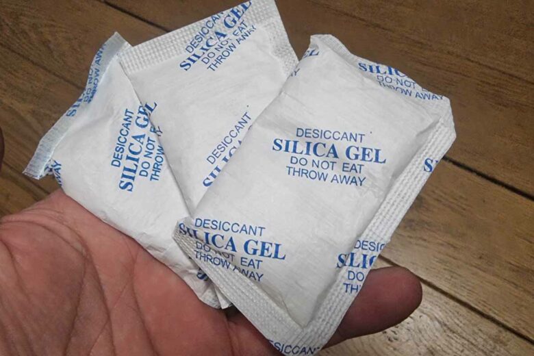 Des sachets de gel de silice (dessiccant).