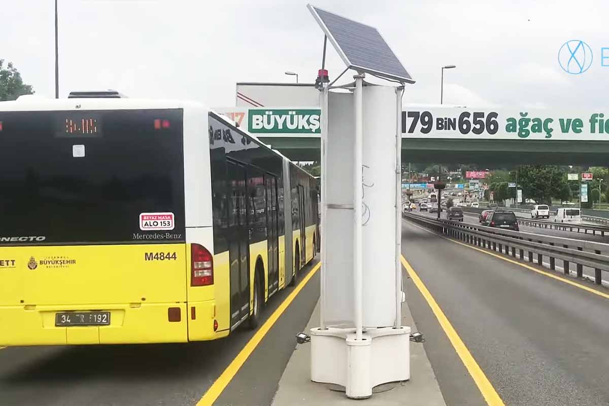 L'invention d'une éolienne à axe vertical pour les autoroutes.