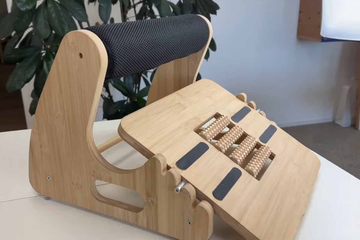 L'invention d'un repose-pieds réglable avec rouleaux de massage et oreiller en mousse à mémoire de forme.