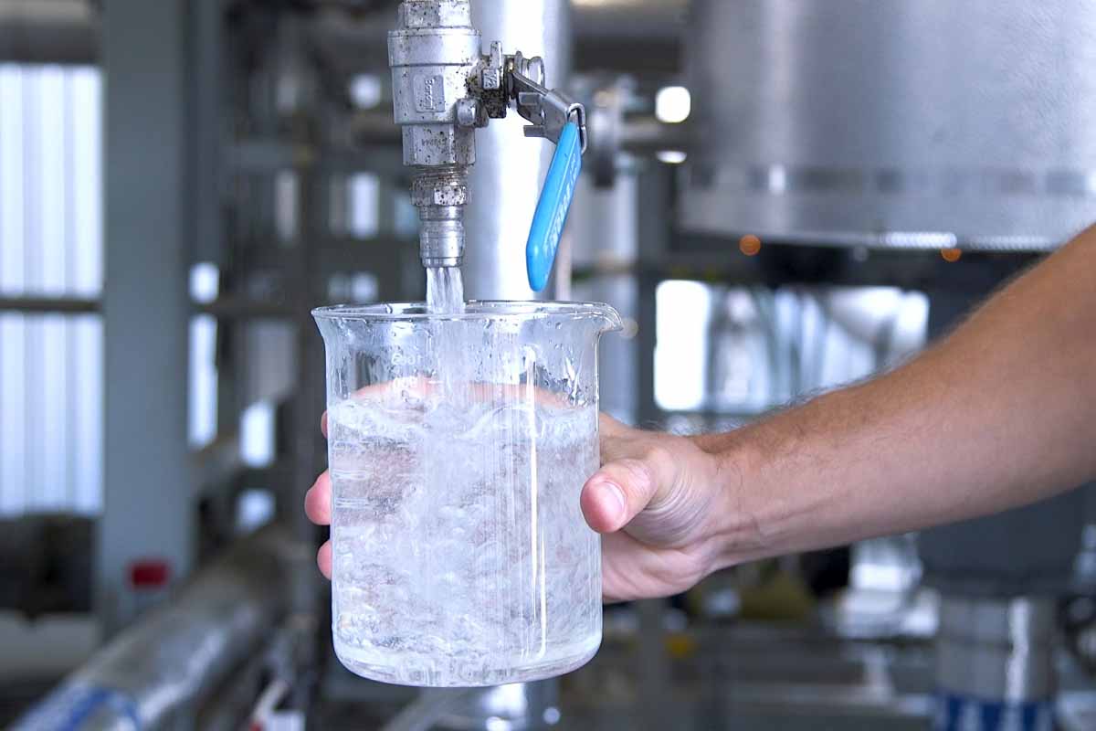 Une invention pour transformer le fumier de vache en eau potable.