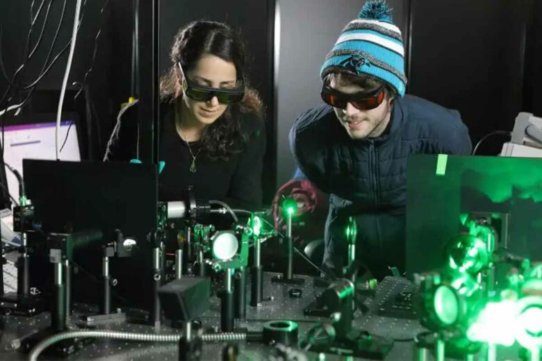 Les doctorants Sara Makarem Hoseini et Daniel Hirt observent la configuration du rayon plasma.