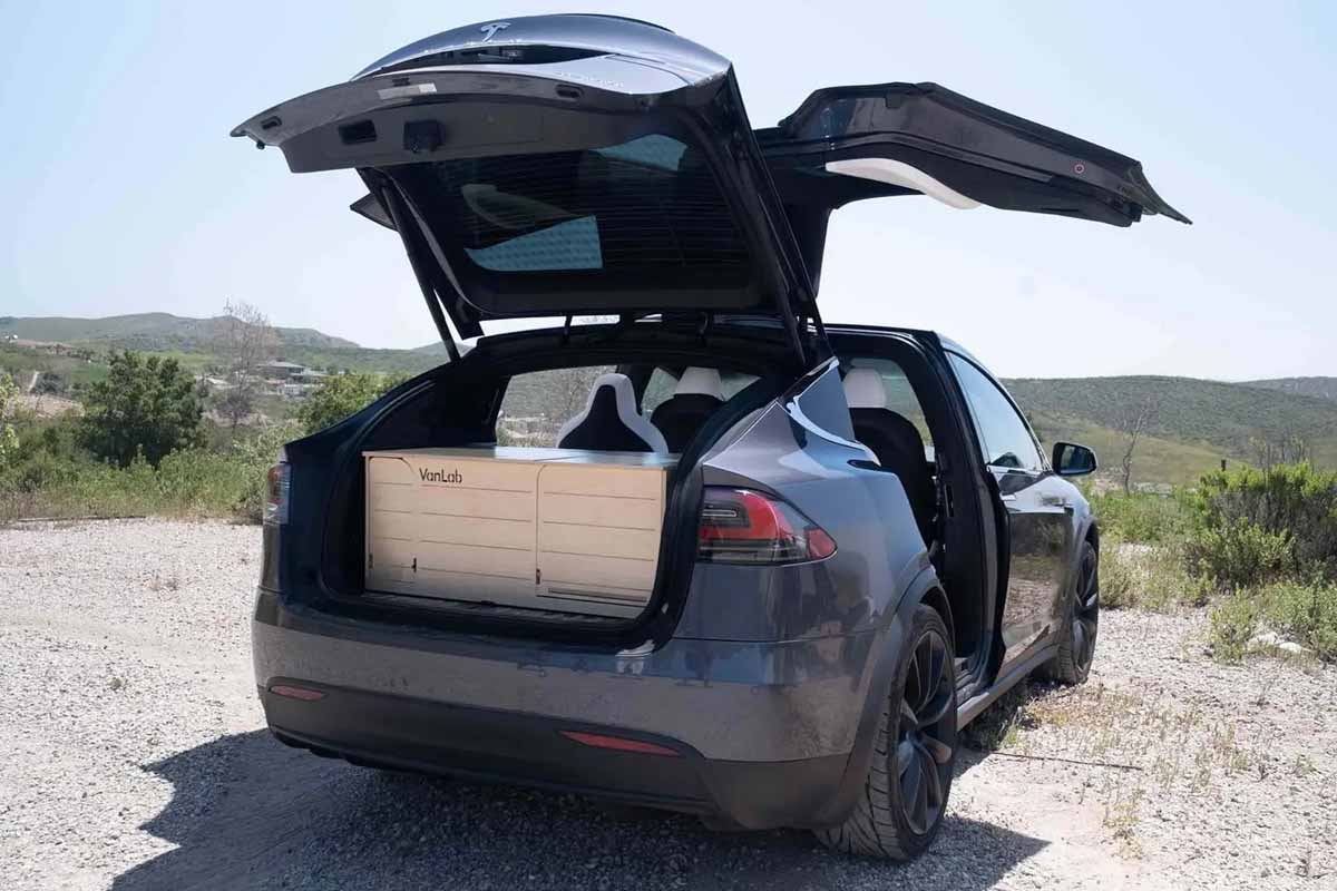 Un kit pour transformer les Tesla et les RAV4 en véhicules aménagés.