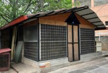 Construire des maisons avec des panneaux solaires usagés.