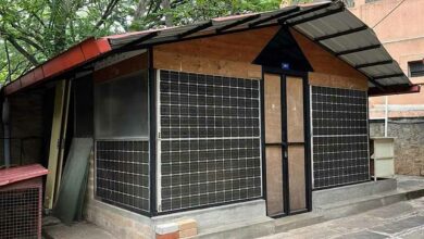 Construire des maisons avec des panneaux solaires usagés.